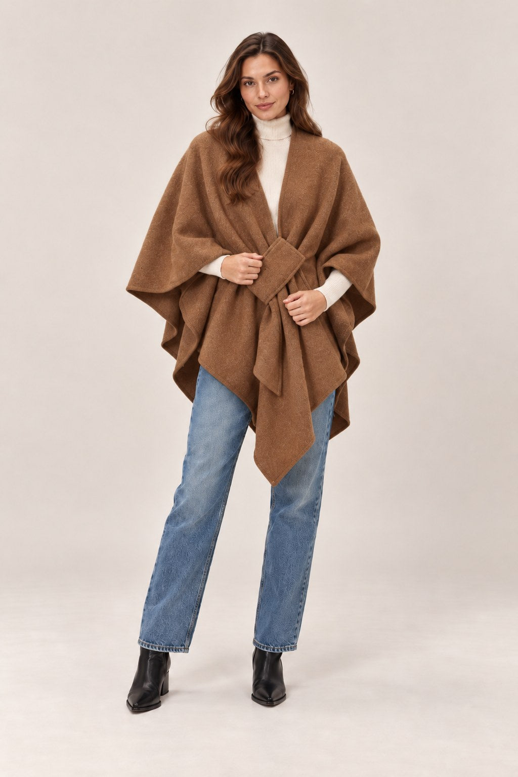 Helena – dzianinowa peleryna kopertowa, kolor camel – na modelce, przód