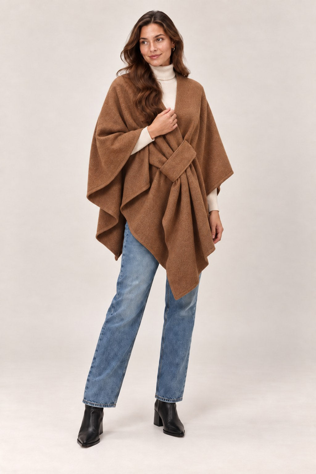 Helena – dzianinowa peleryna kopertowa, kolor camel – na modelce, ujęcie 3/4
