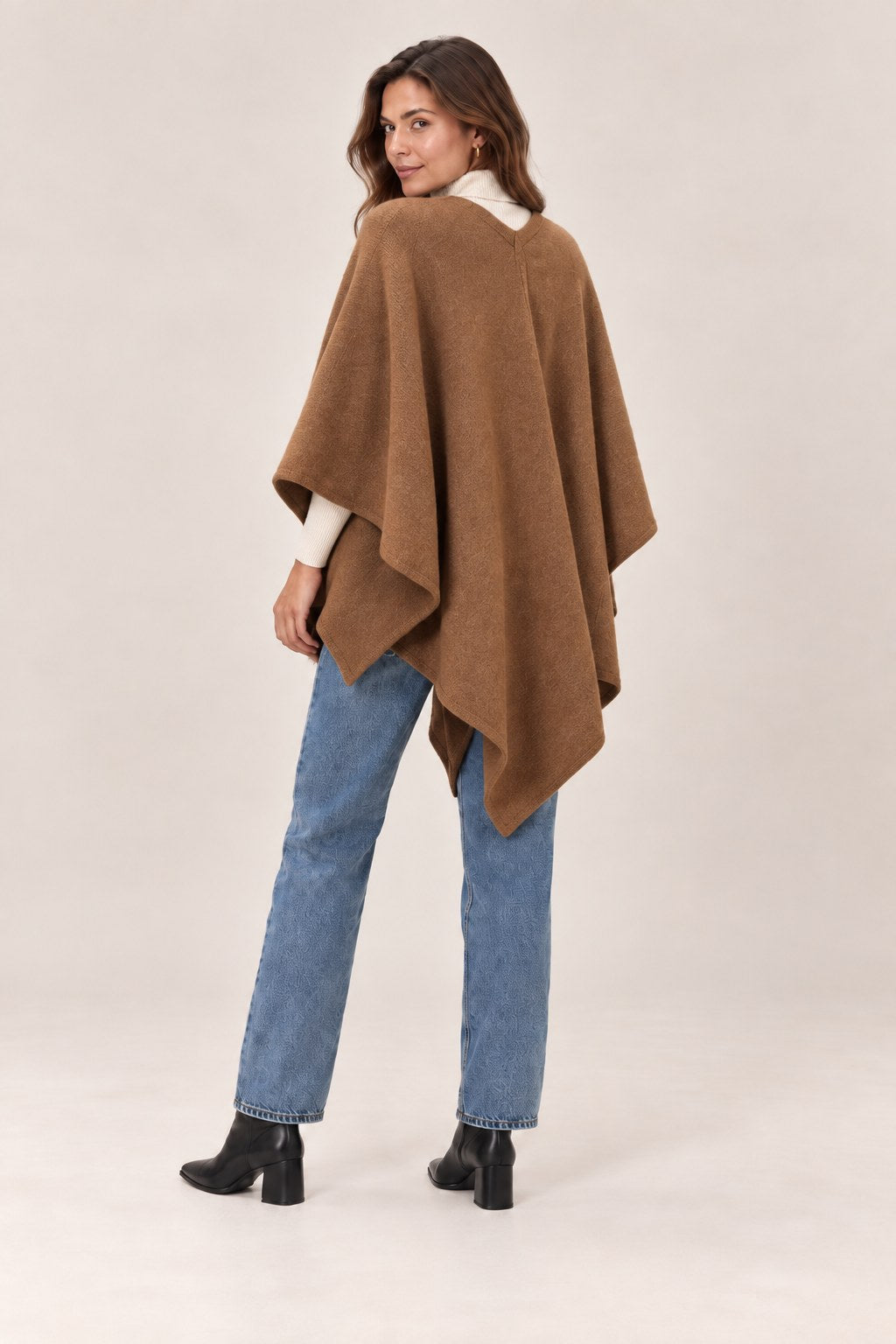 Helena – dzianinowa peleryna kopertowa, kolor camel – na modelce, tył