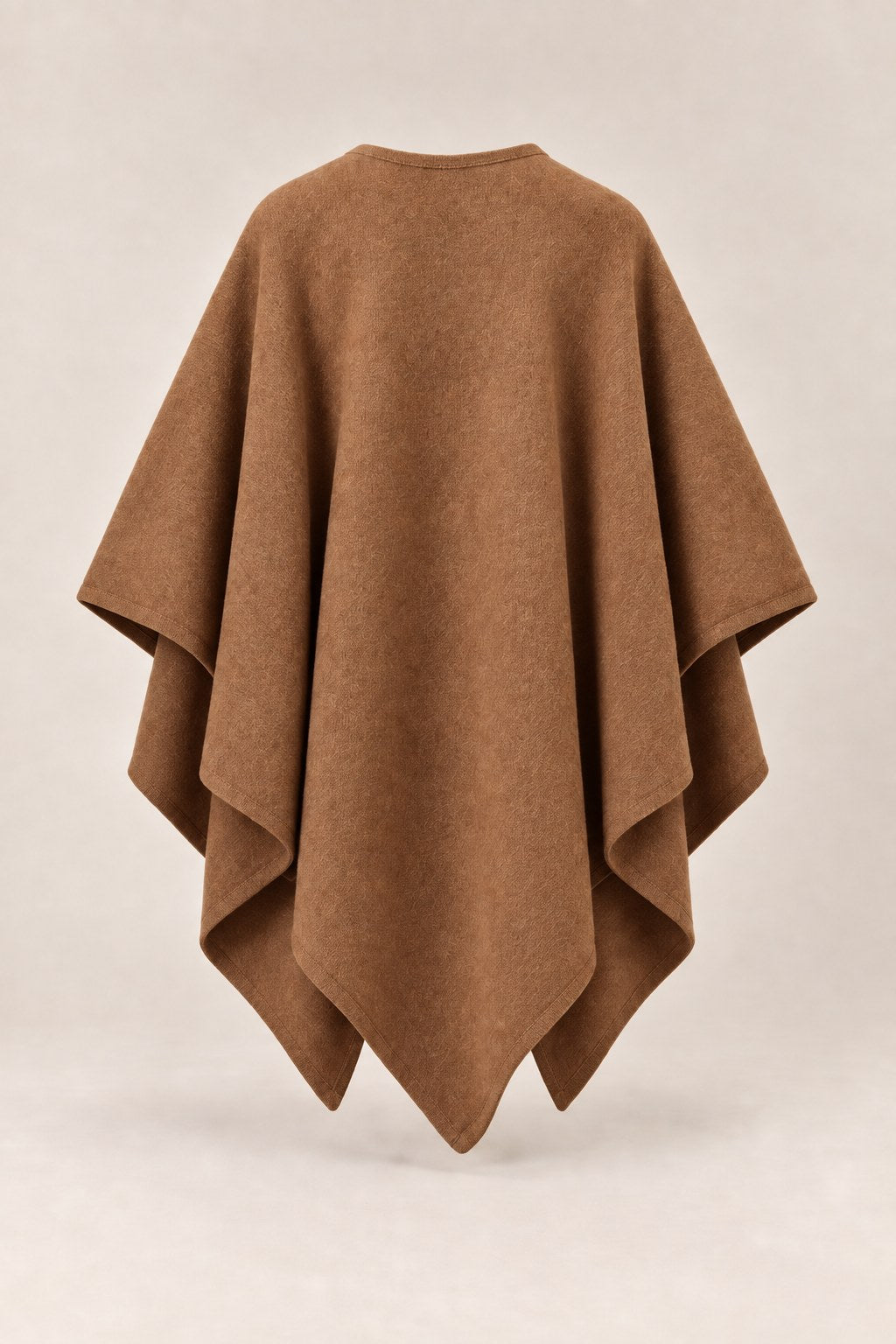 Helena – dzianinowa peleryna kopertowa, kolor camel – tył