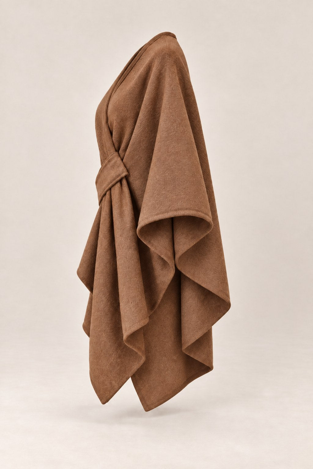 Helena – dzianinowa peleryna kopertowa, kolor camel – bok