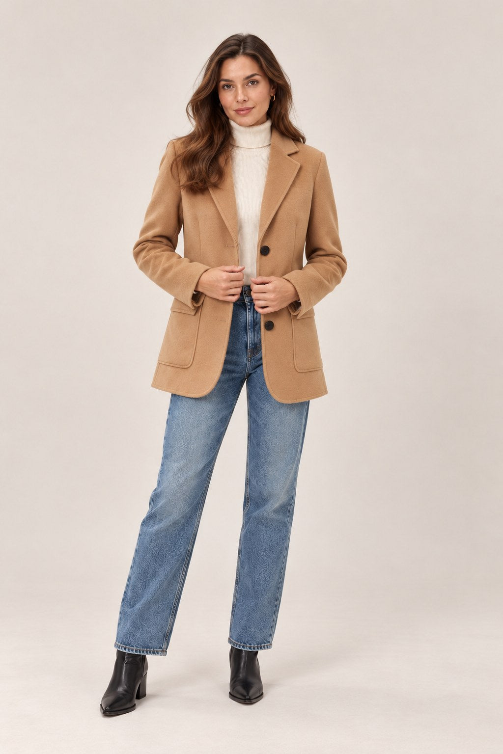 Ines – elegancki płaszcz blazerowy, kolor camel – na modelce, przód