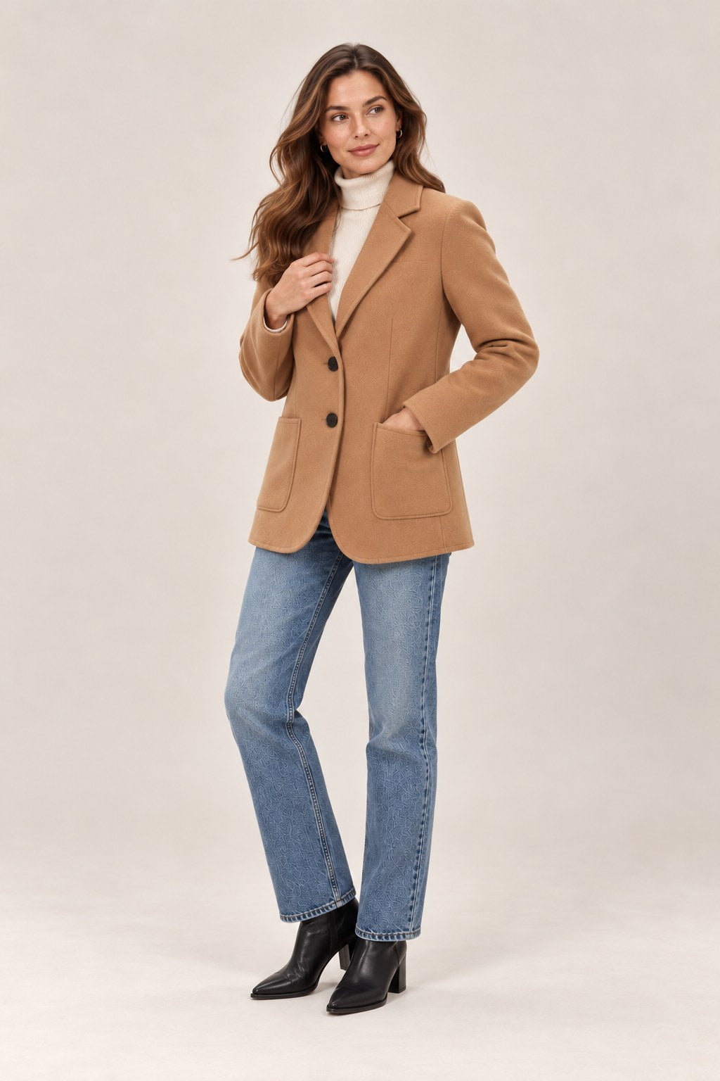 Ines – elegancki płaszcz blazerowy, kolor camel – na modelce, ujęcie 3/4