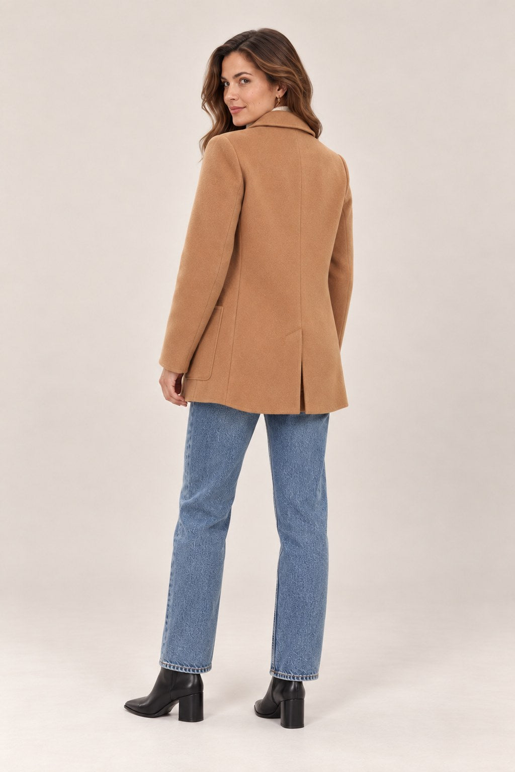 Ines – elegancki płaszcz blazerowy, kolor camel – na modelce, tył