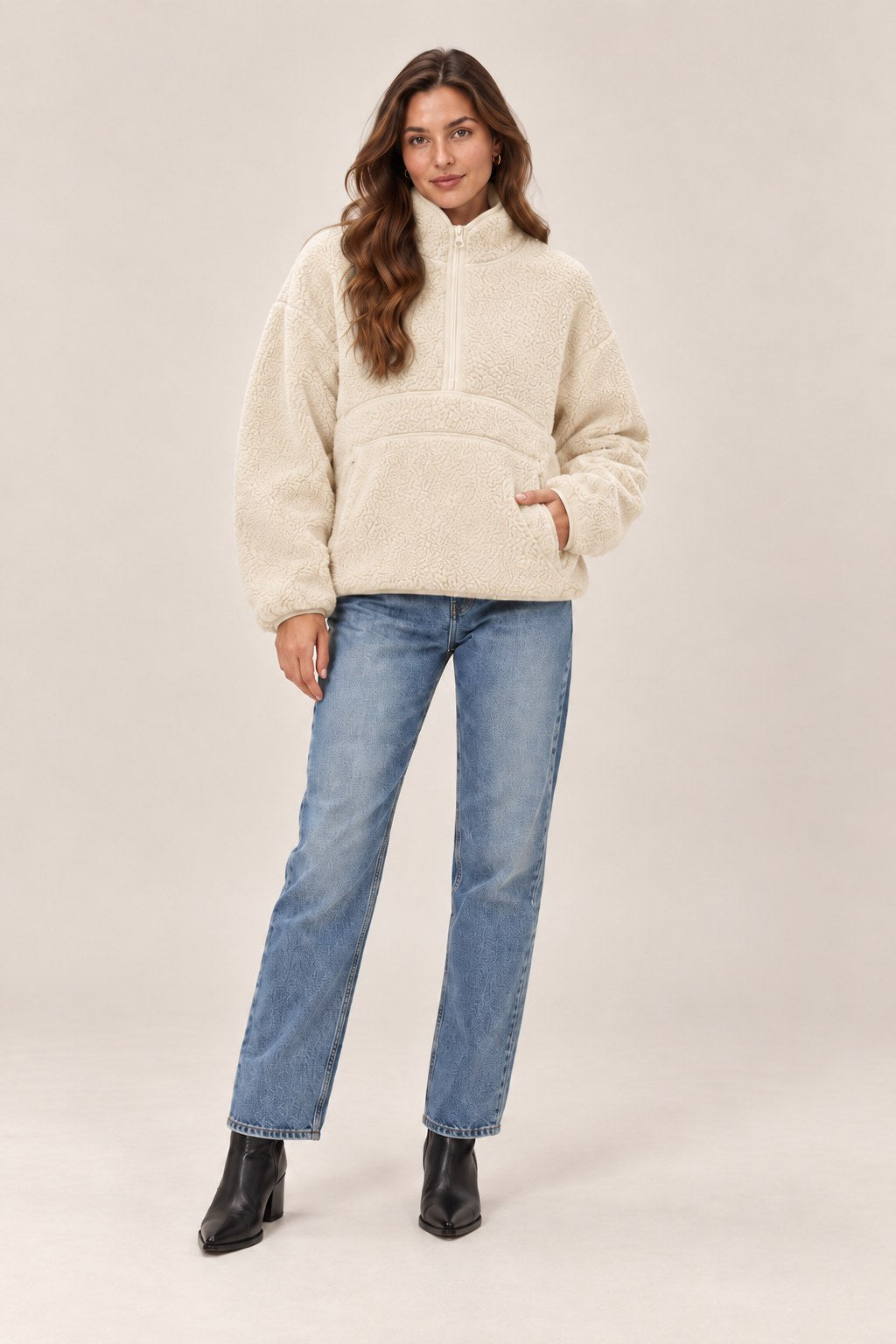 Julia – bluza sherpa z półzamkiem, kolor beżowy – na modelce, przód
