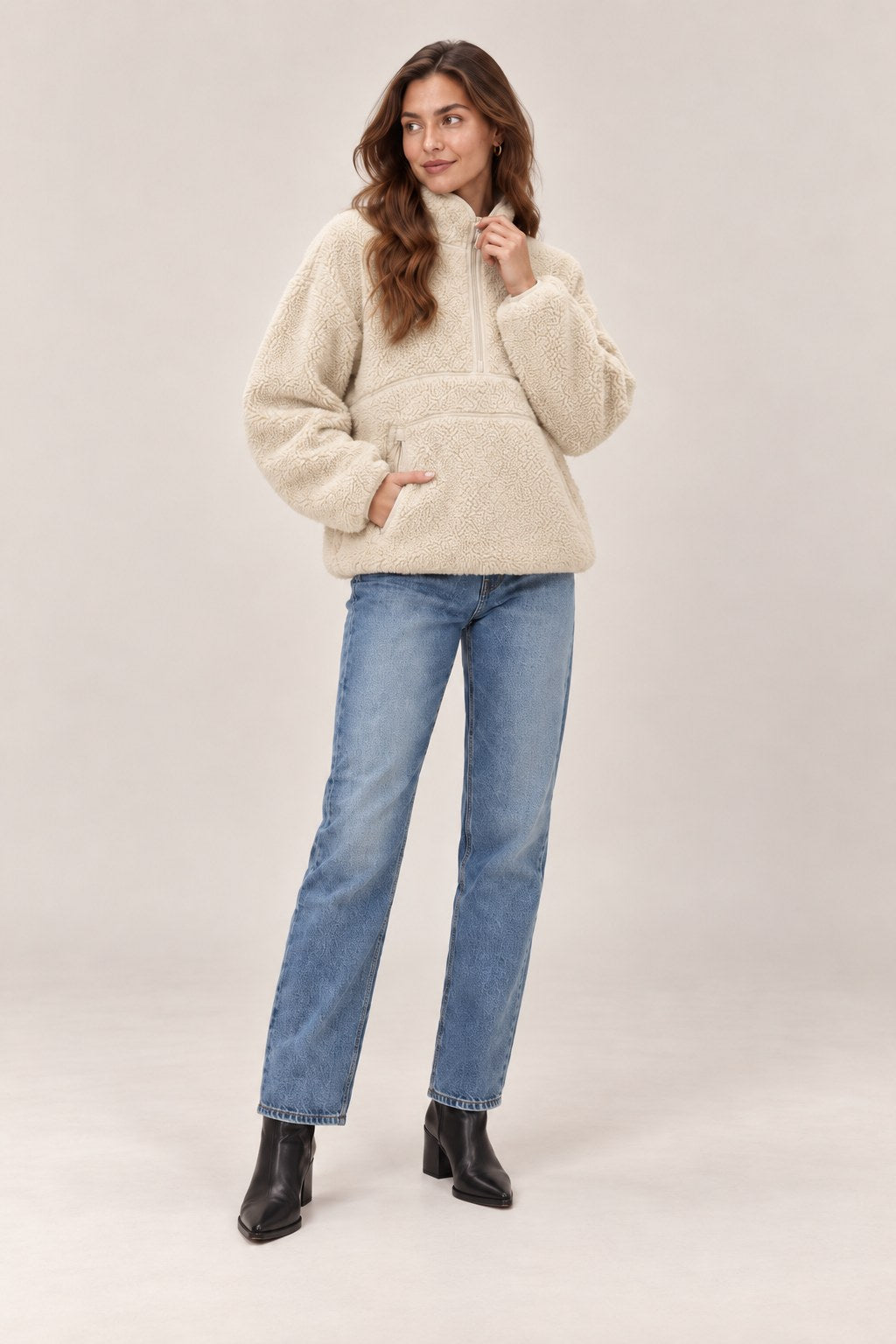 Julia – bluza sherpa z półzamkiem, kolor beżowy – na modelce, ujęcie 3/4