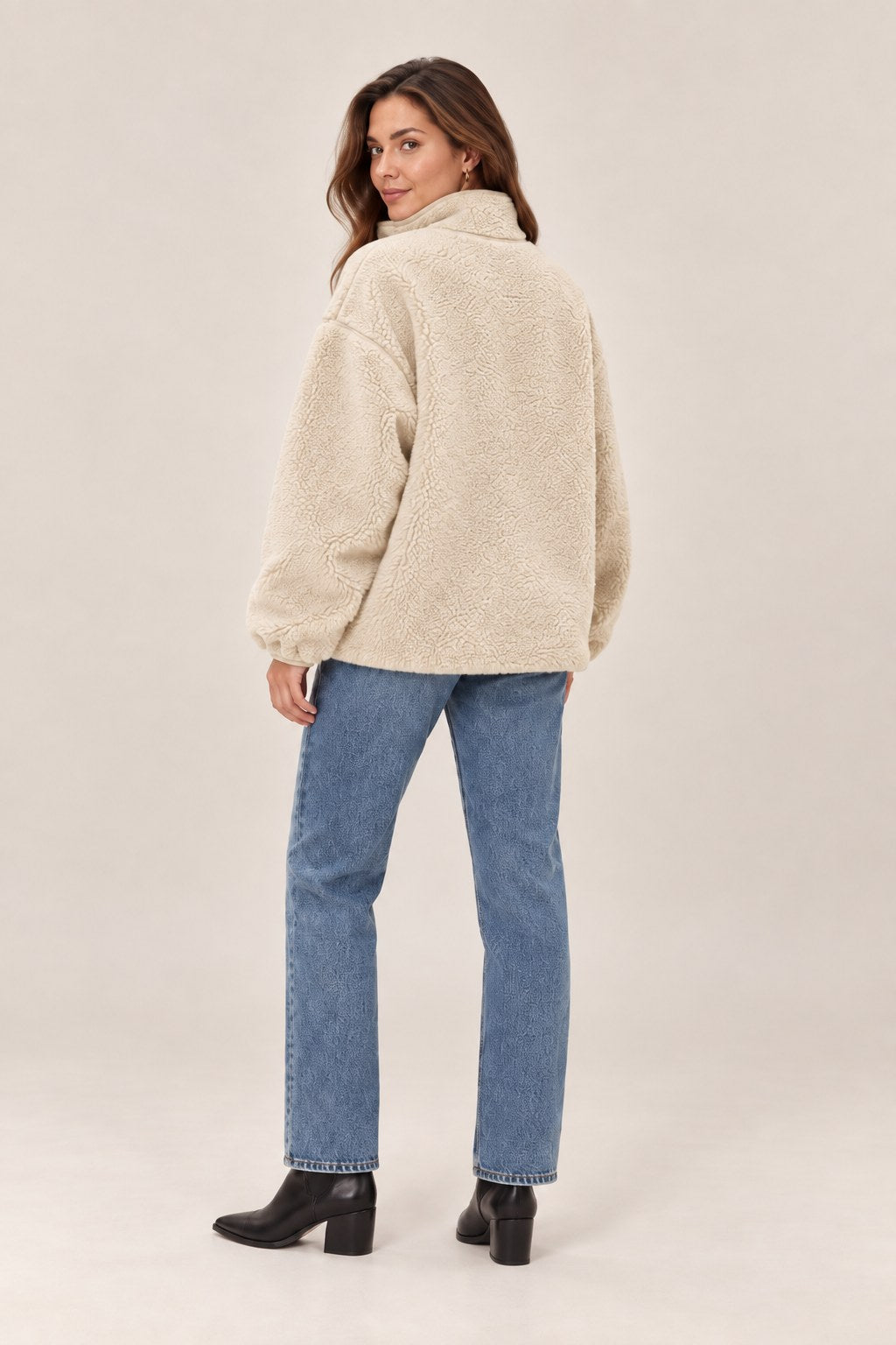 Julia – bluza sherpa z półzamkiem, kolor beżowy – na modelce, tył