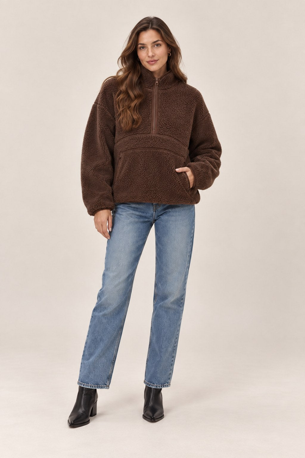 Julia – bluza sherpa z półzamkiem, kolor brązowy – na modelce, przód