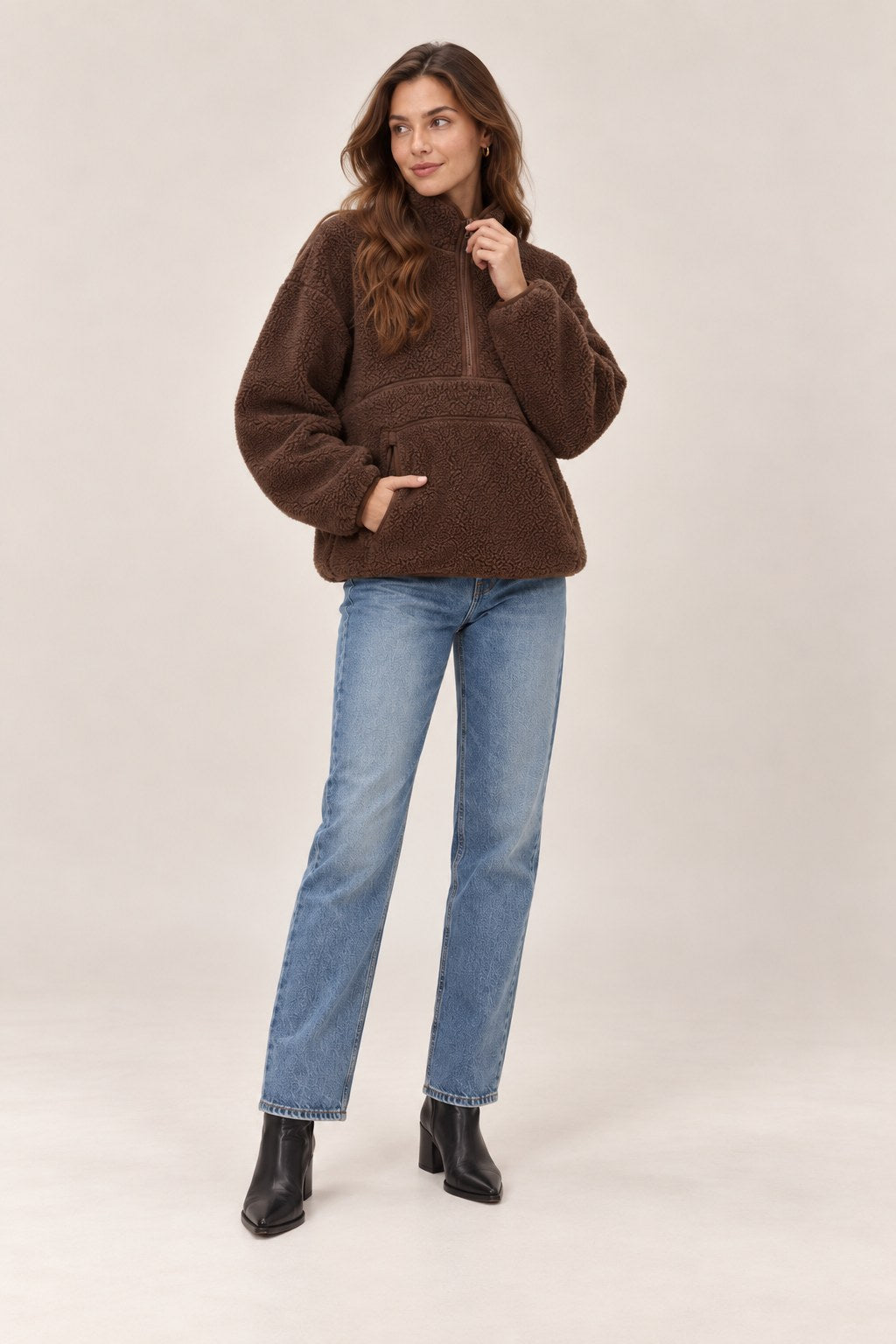 Julia – bluza sherpa z półzamkiem, kolor brązowy – na modelce, ujęcie 3/4