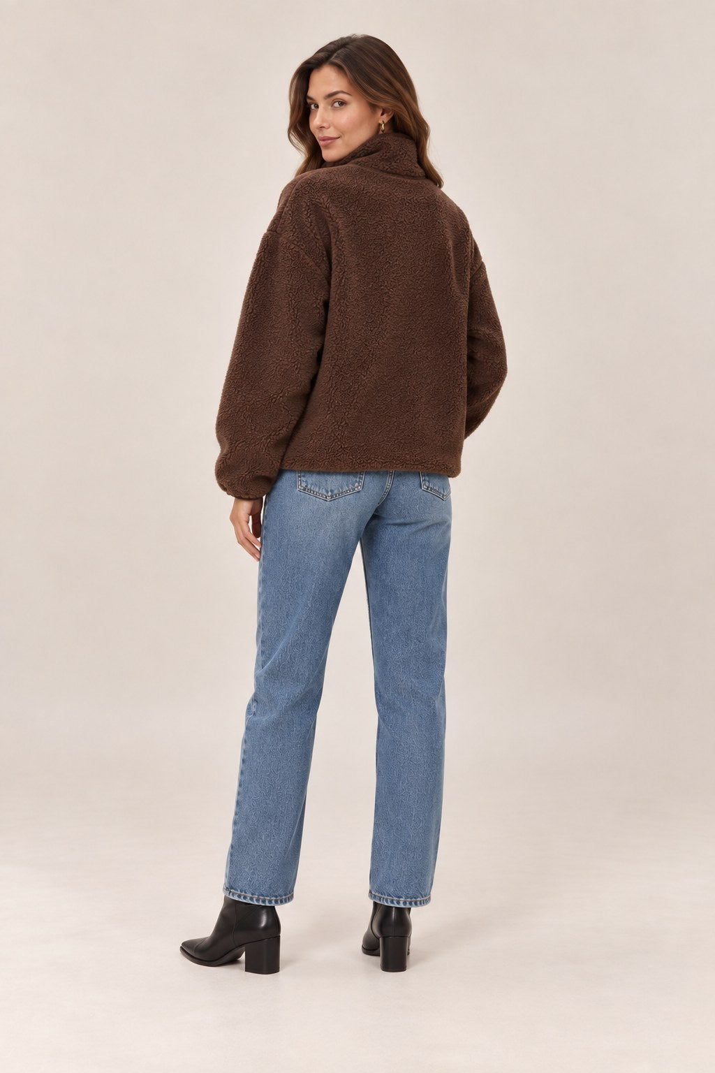 Julia – bluza sherpa z półzamkiem, kolor brązowy – na modelce, tył