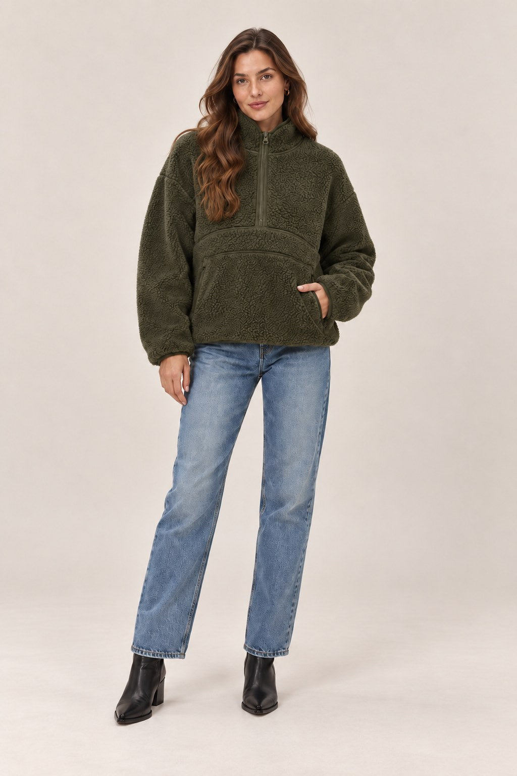 Julia – bluza sherpa z półzamkiem, kolor oliwkowy – na modelce, przód