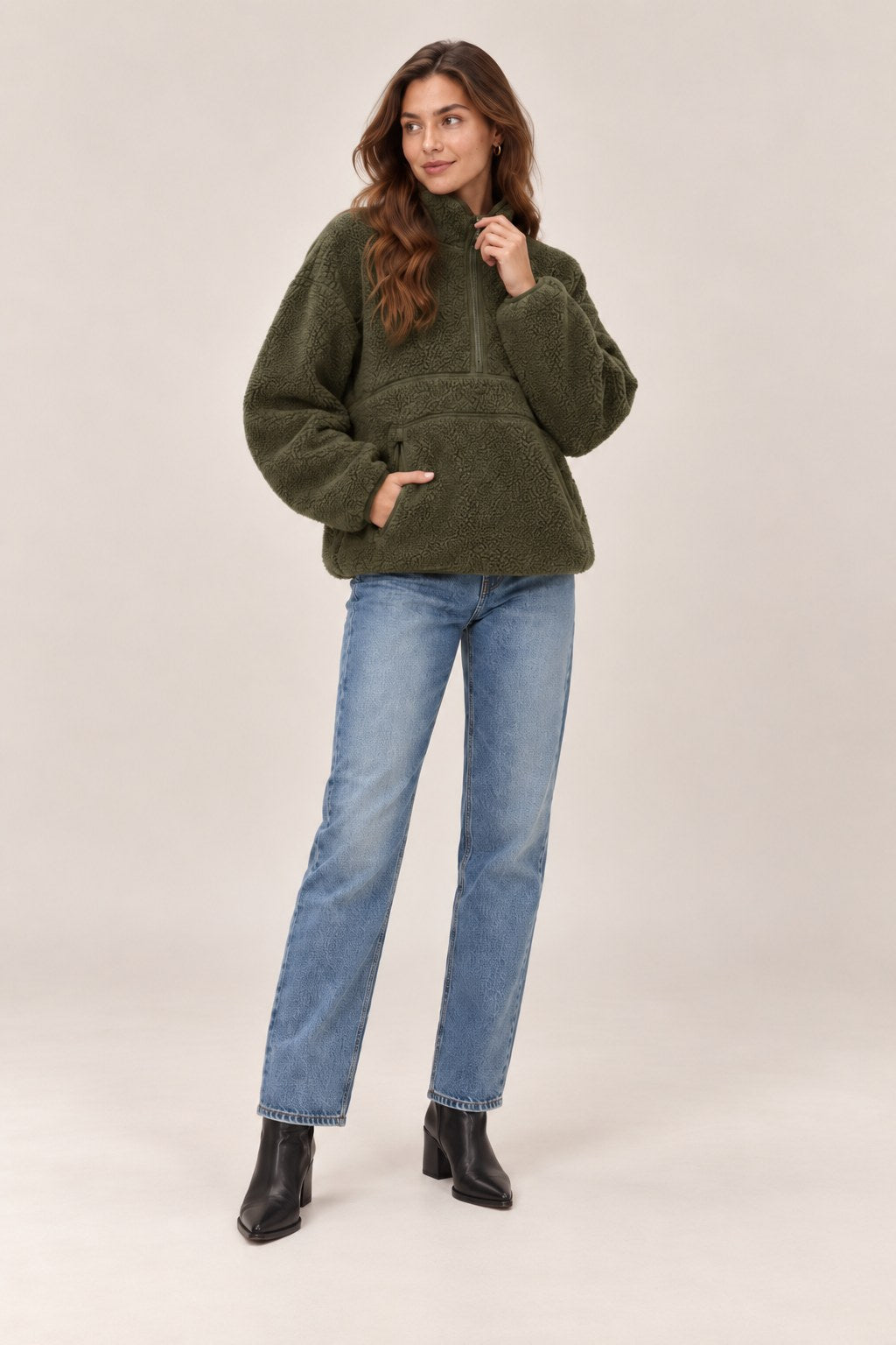 Julia – bluza sherpa z półzamkiem, kolor oliwkowy – na modelce, ujęcie 3/4