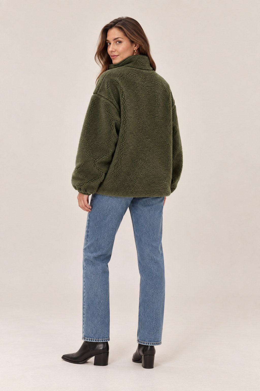 Julia – bluza sherpa z półzamkiem, kolor oliwkowy – na modelce, tył
