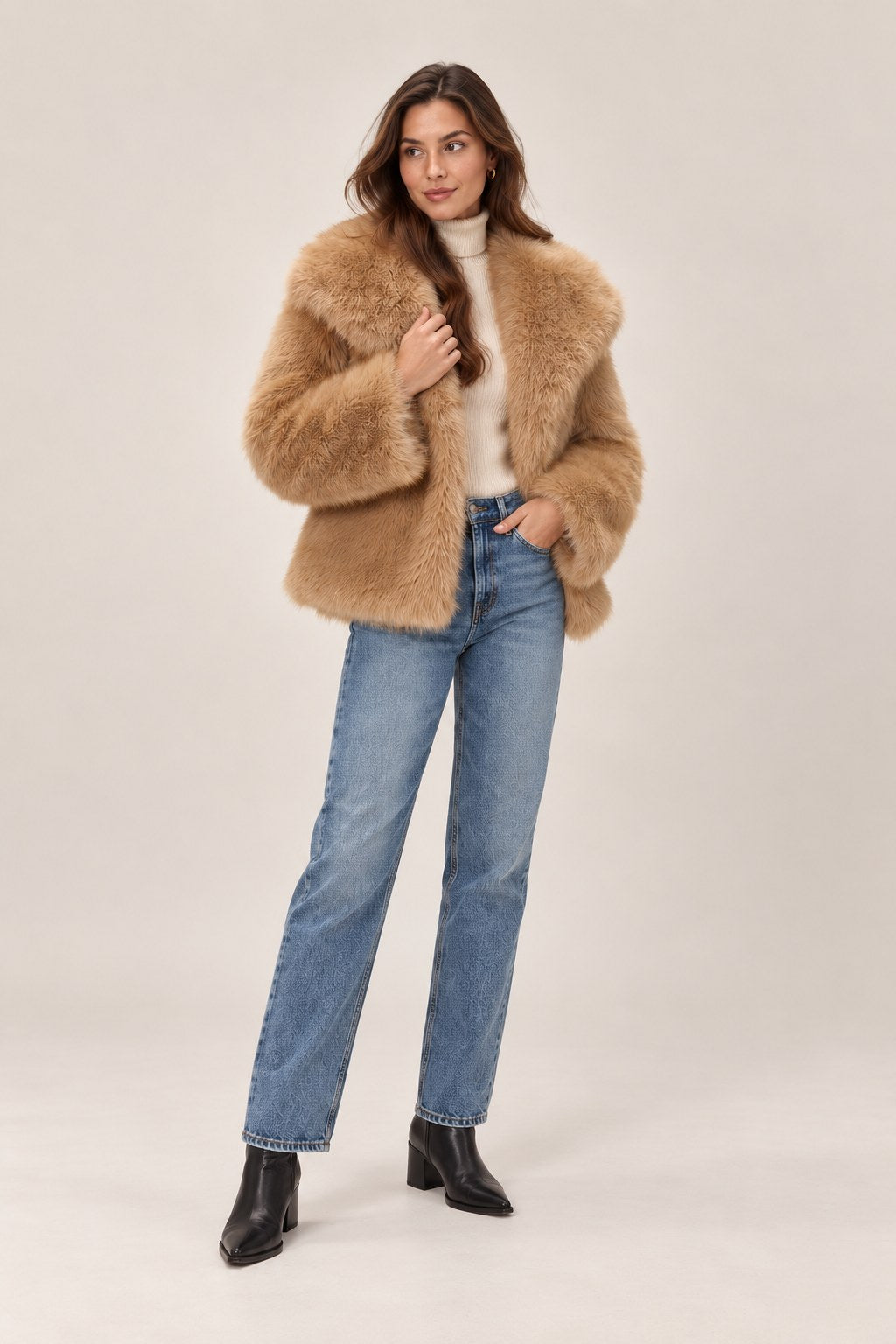 Nadia – krótki płaszcz ze sztucznego futra, kolor złoty camel – na modelce, ujęcie 3/4
