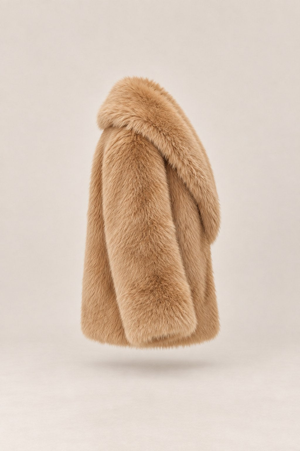 Nadia – krótki płaszcz ze sztucznego futra, kolor złoty camel – bok